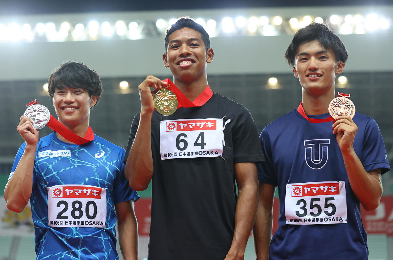 男子100メートルの表彰式でメダルを手に写真に納まるサニブラウン（中央）、2位坂井（左）、3位柳田（撮影・垰建太）