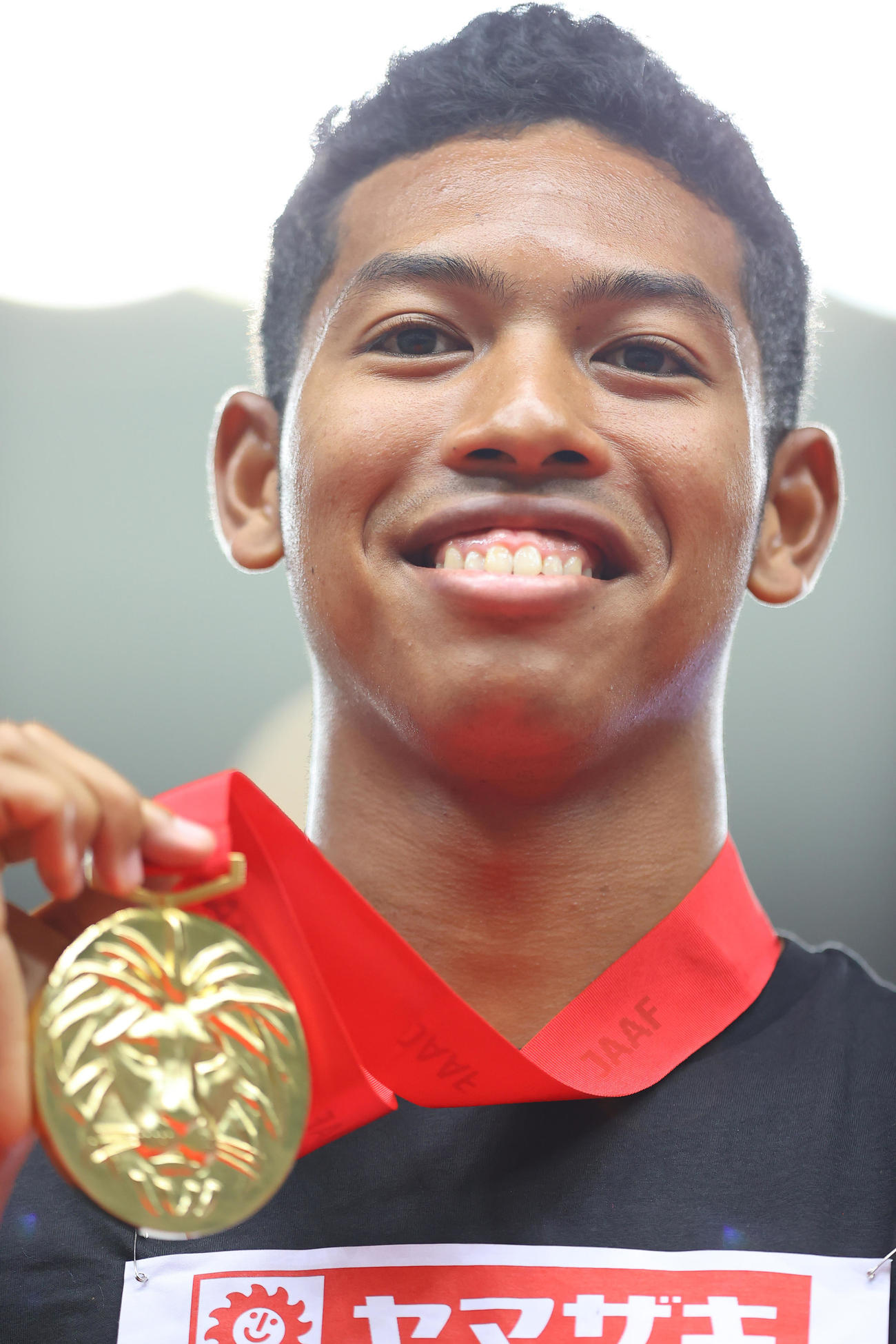 男子100メートルの表彰式で金メダルを手に笑顔を見せるサニブラウン（撮影・垰建太）