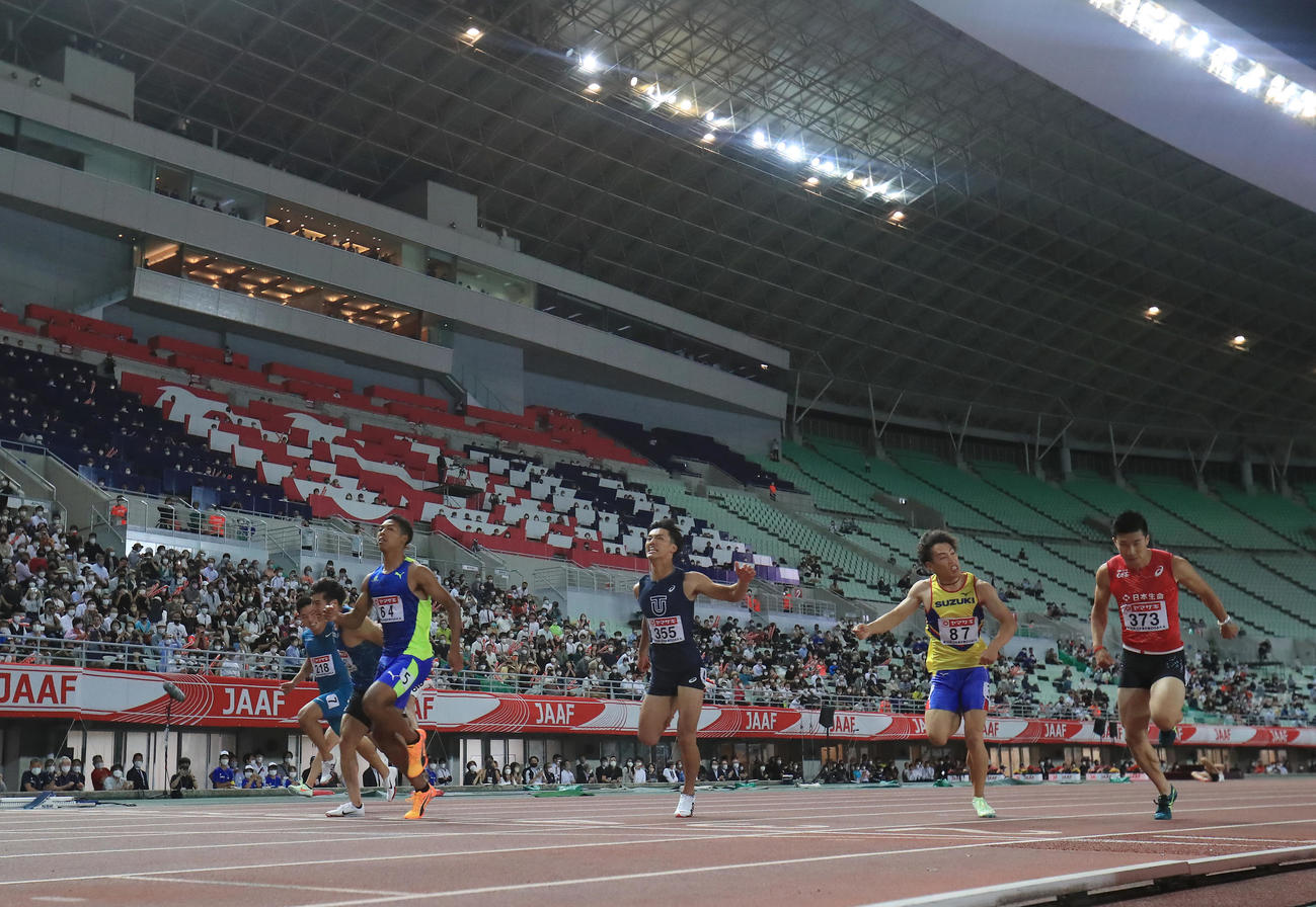 男子100メートル決勝を制すサニブラウン（左から3人目）。同4人目から柳田、鈴木、桐生（撮影・垰建太）