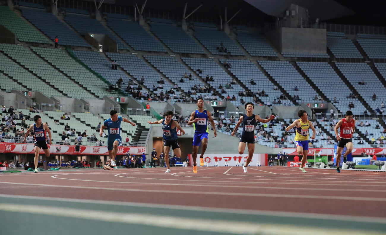 男子100メートル決勝を制すサニブラウン（中央）。左から伊藤、小池、坂井、1人おいて、柳田、鈴木、桐生（撮影・垰建太）