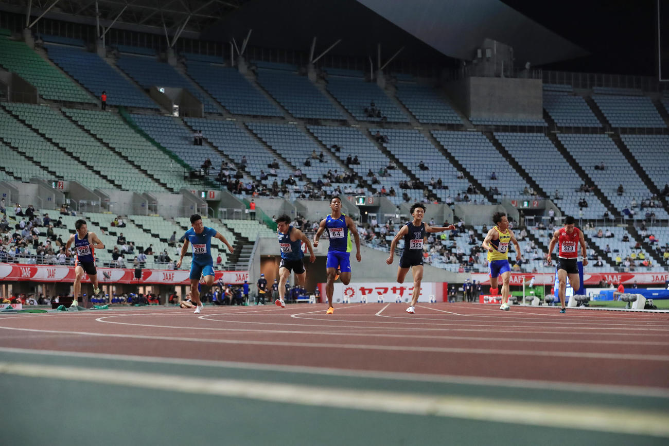 男子100メートル決勝を制すサニブラウン（中央）。左から伊藤、小池、坂井、1人おいて、柳田、鈴木、桐生（撮影・垰建太）