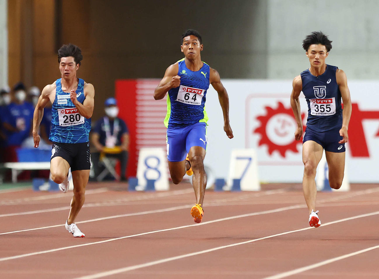 男子100メートル決勝で力走する、左から坂井、サニブラウン、柳田（撮影・垰建太）