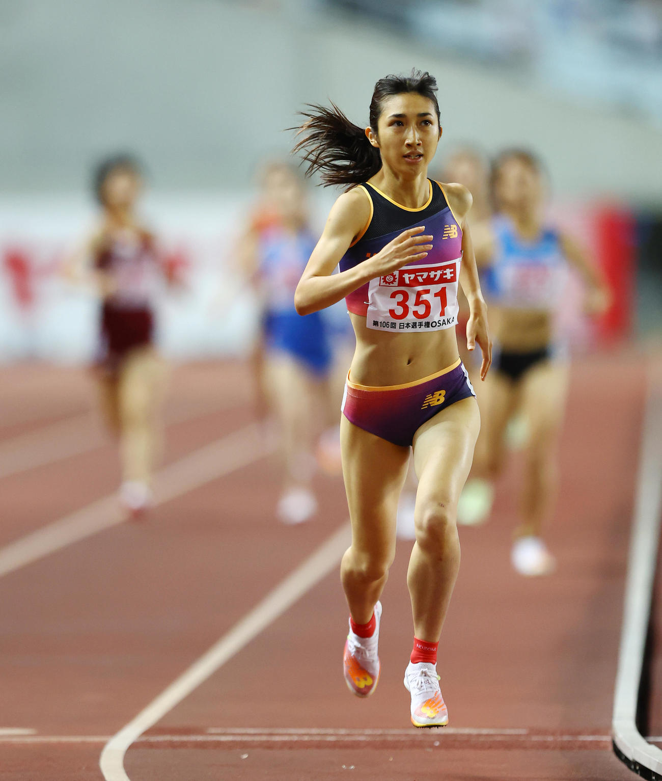女子1500メートル決勝、競り合いを制し1位でゴールする田中（撮影・垰建太）