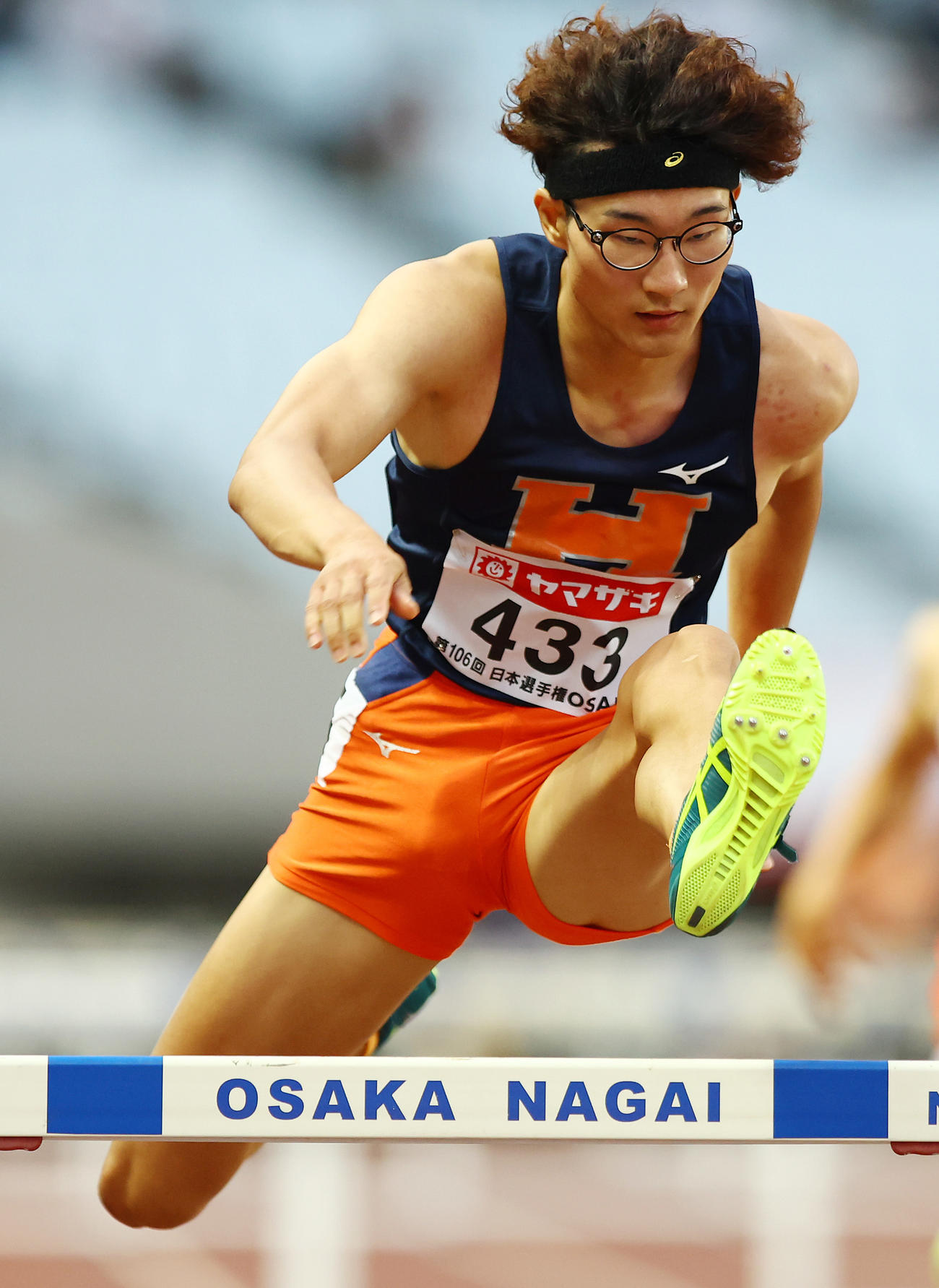 男子400メートル障害予選で力走する黒川（撮影・垰建太）