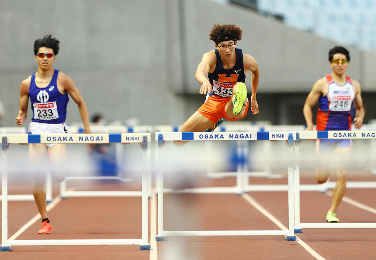 男子400メートル障害予選で力走する黒川（中央）（撮影・垰建太）