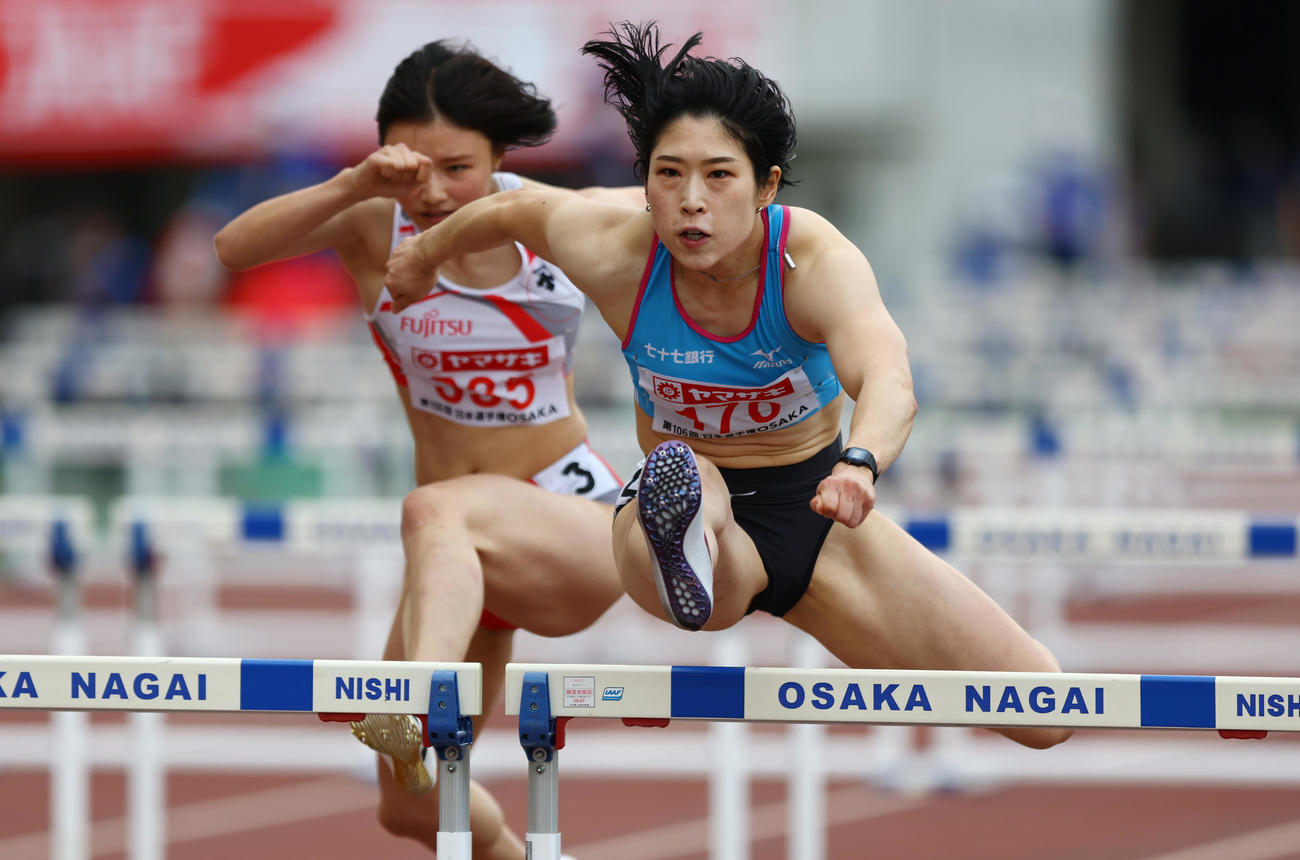 女子100メートル障害予選、予選で力走する青木（右）（撮影・垰建太）