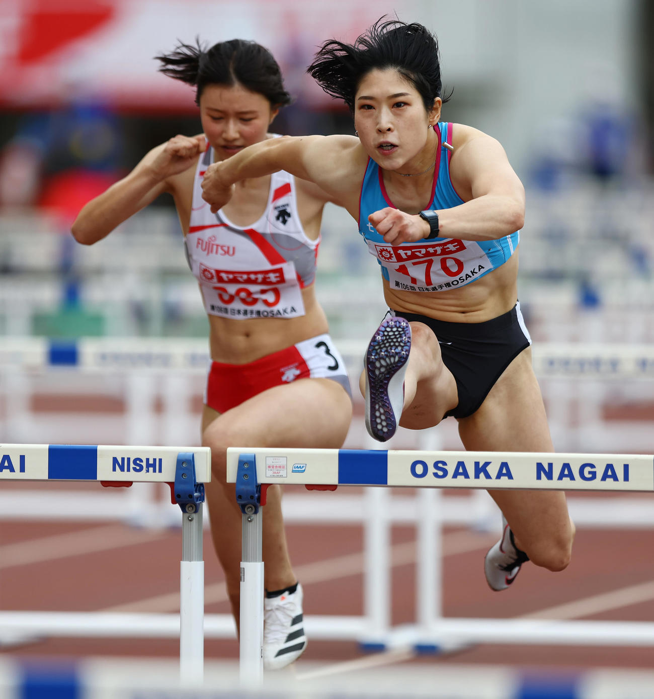 女子100メートル障害予選、予選で力走する青木（右）（撮影・垰建太）
