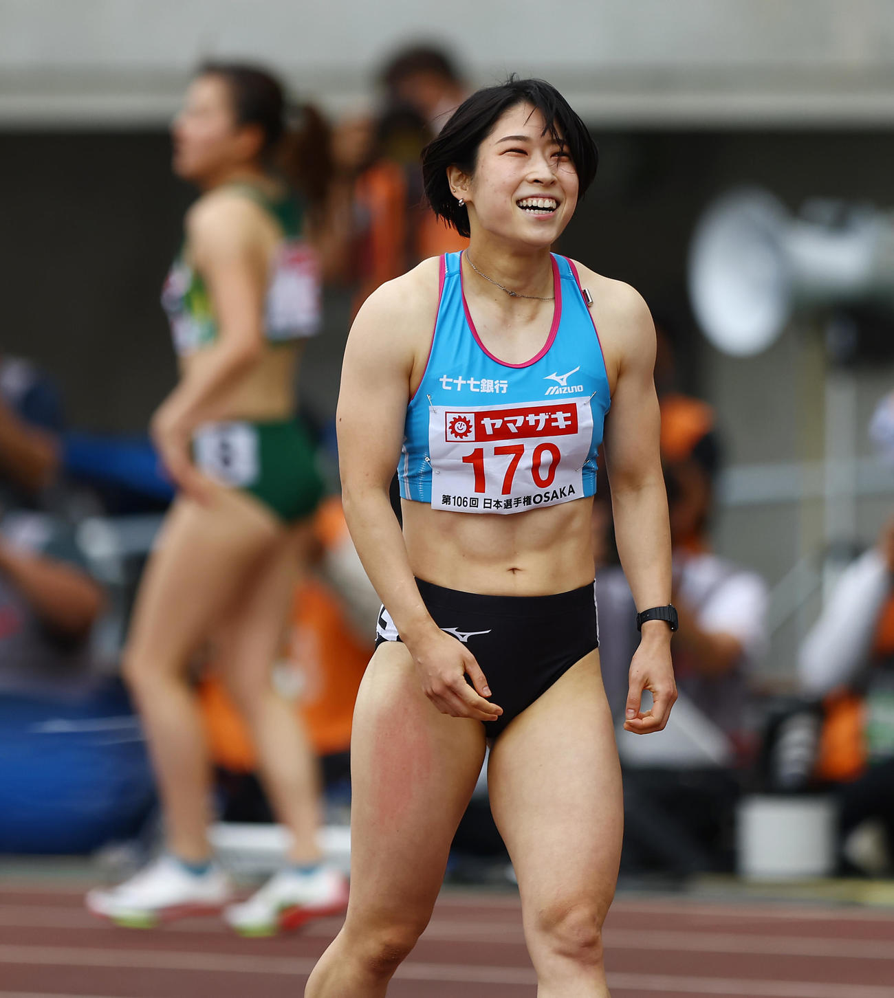 女子100メートル障害予選、予選を好タイムで走り笑顔を見せる青木（撮影・垰建太）
