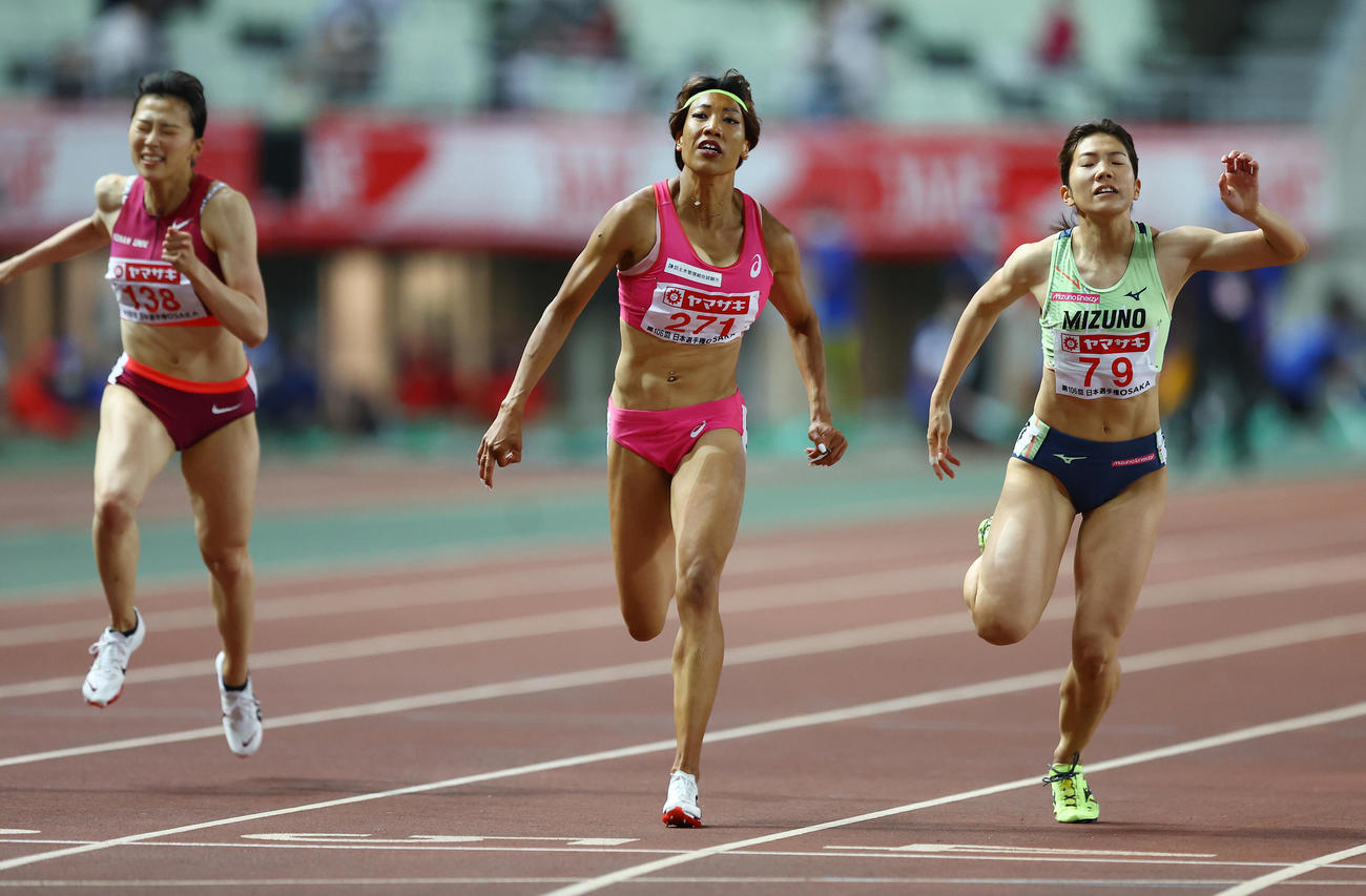 女子100メートル決勝を制する君嶋（中央）（撮影・垰建太）