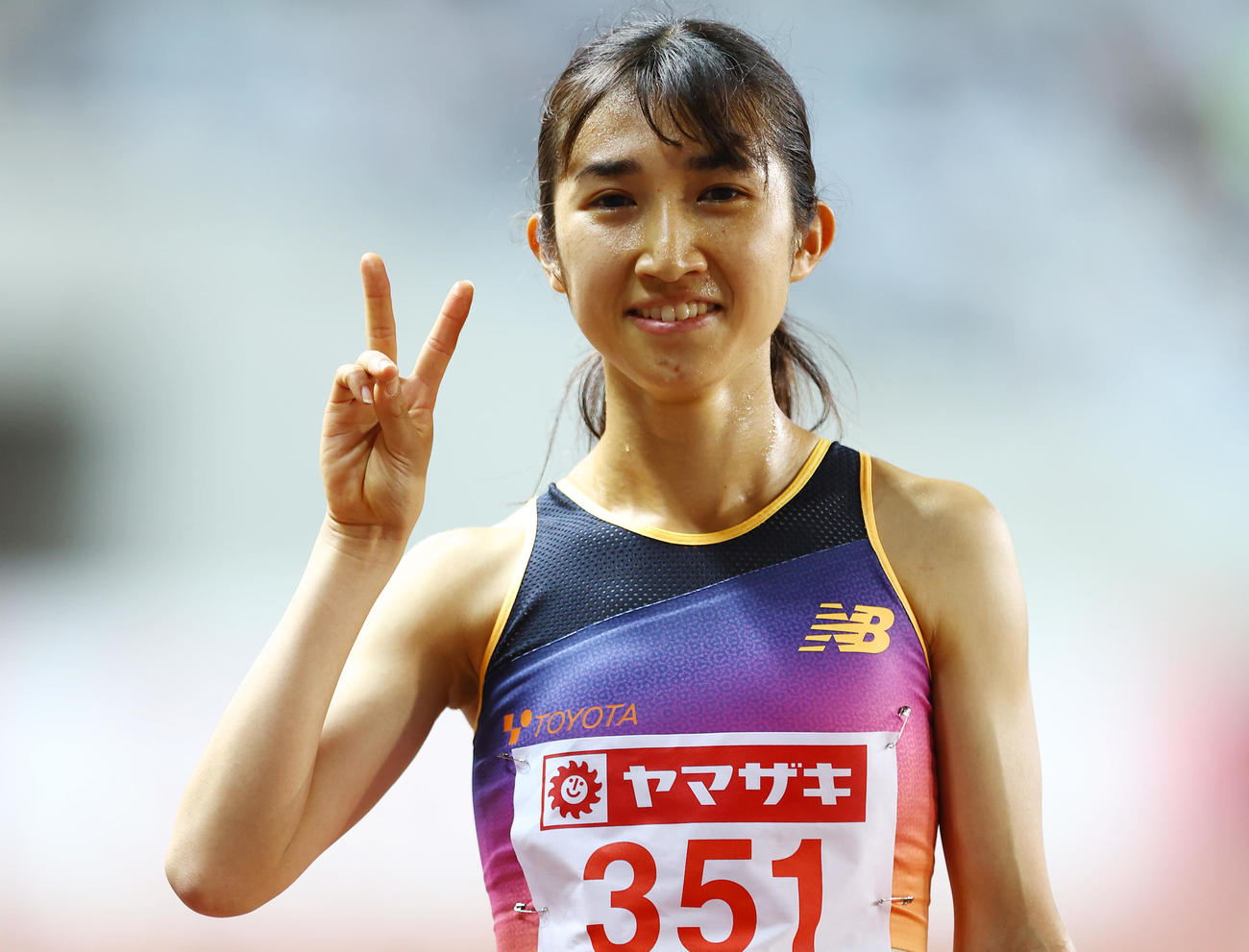 女子1500メートル決勝を制しポーズを決める田中（撮影・垰建太）