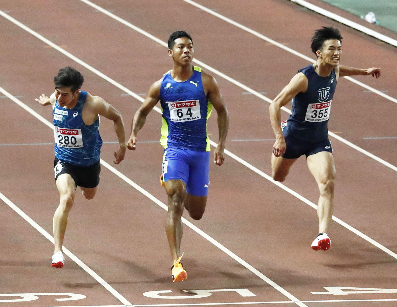男子100メートル決勝　10秒08で優勝したサニブラウン・ハキーム。左は2位の坂井隆一郎、右は3位の柳田大輝（共同）