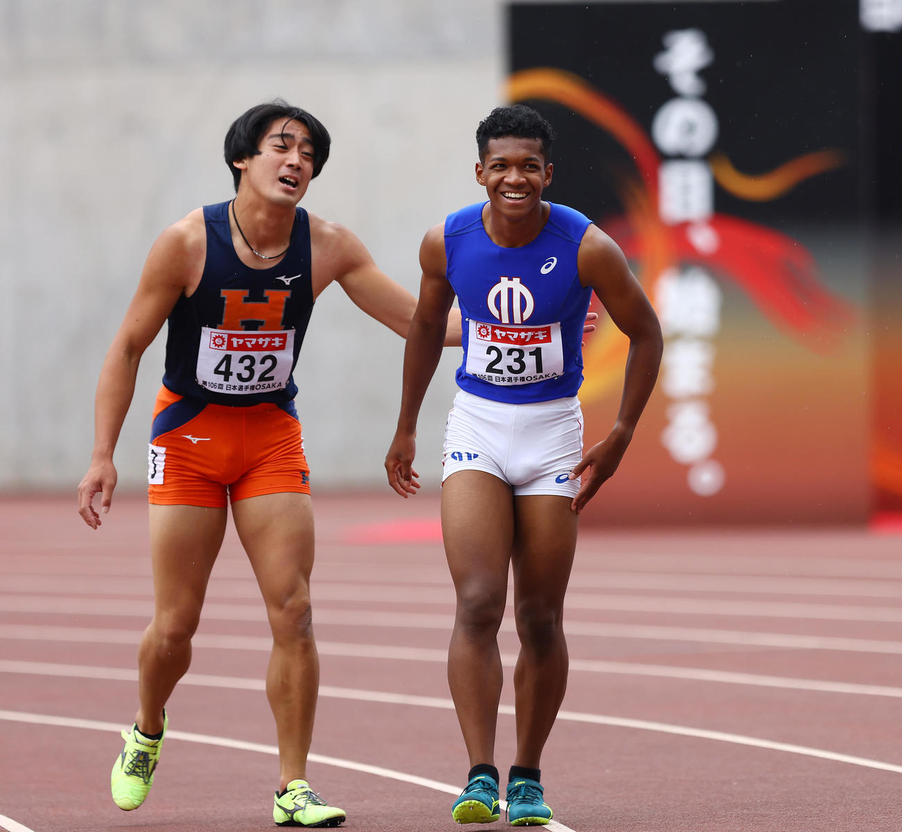 男子100メートル障害予選を笑顔を見せる村竹（右）と横地（撮影・垰建太）