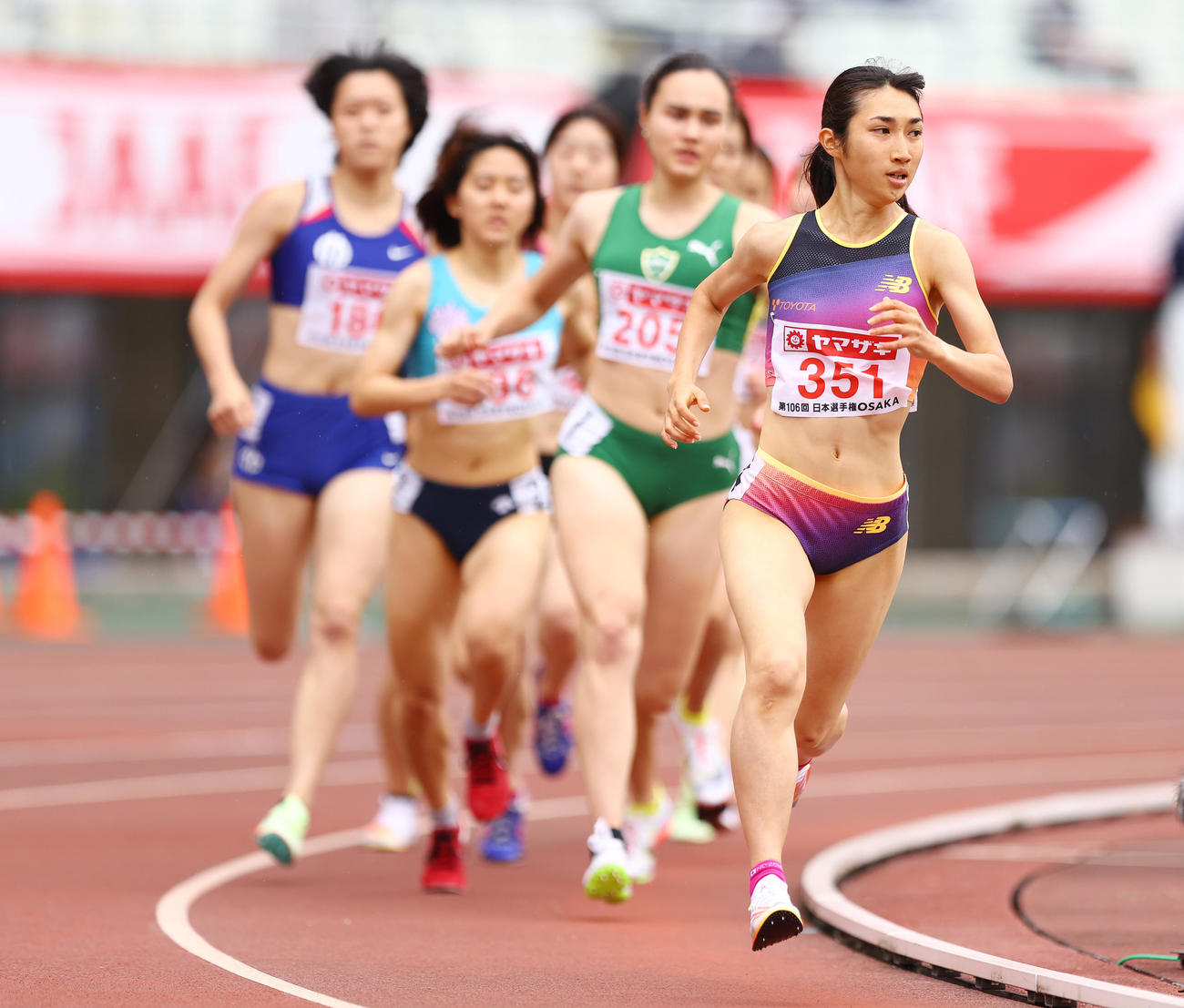 女子800メートル予選で力走する田中（右）（撮影・垰建太）