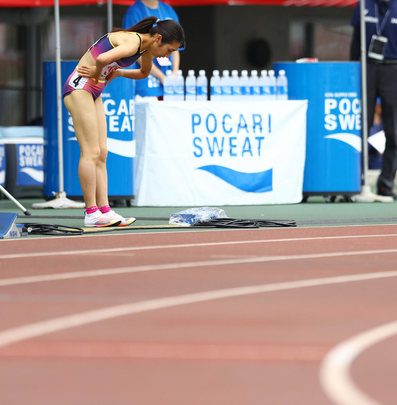 女子800メートル予選を走り終えトラックに一礼する田中（撮影・垰建太）