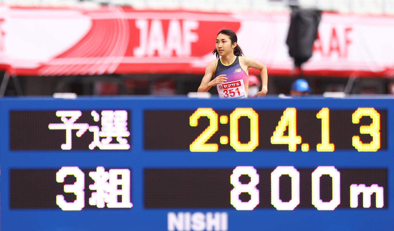 女子800メートル予選を1位でゴールした田中（撮影・垰建太）
