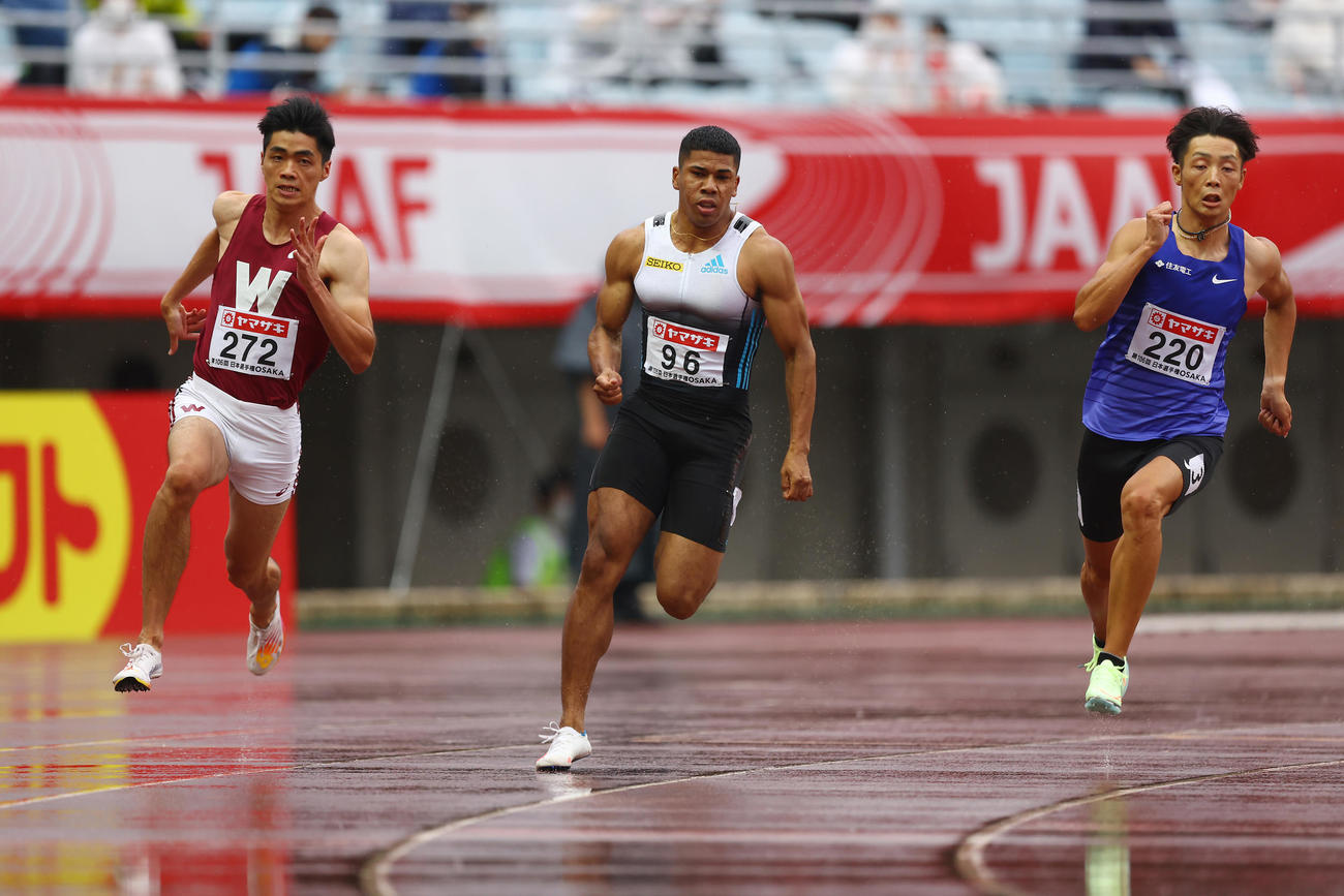 男子200メートル予選、力走するデーデー（中央）（撮影・垰建太）
