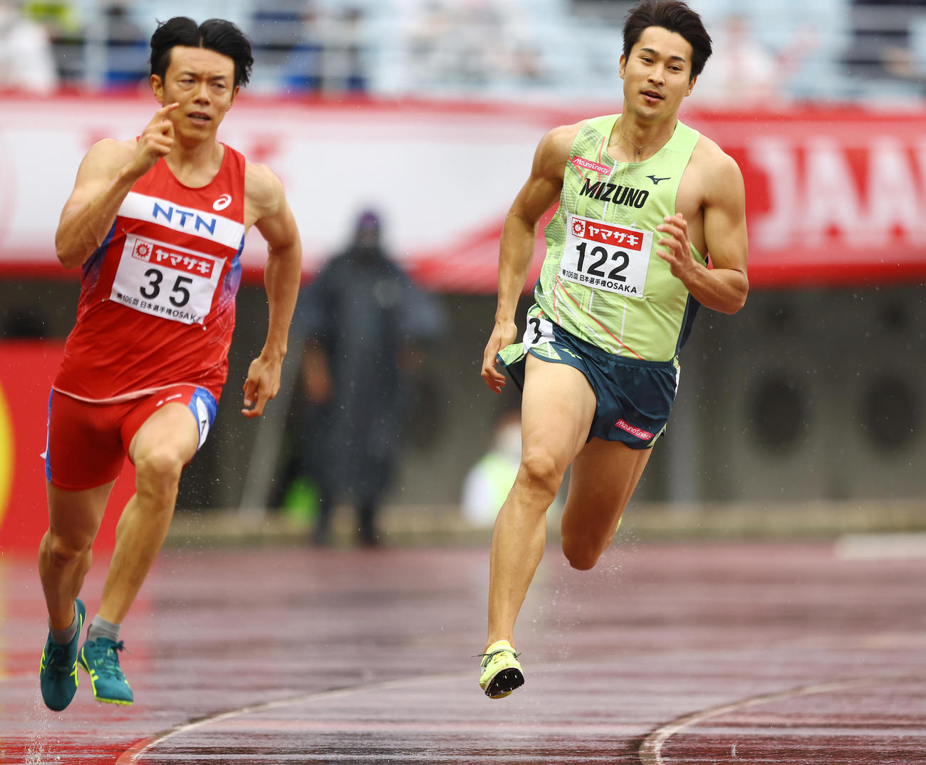男子200メートル予選、力走する飯塚（右）（撮影・垰建太）