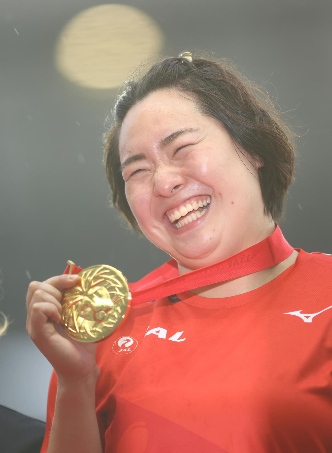女子やり投げで優勝しメダルを手に笑顔を見せる北口（撮影・垰建太）
