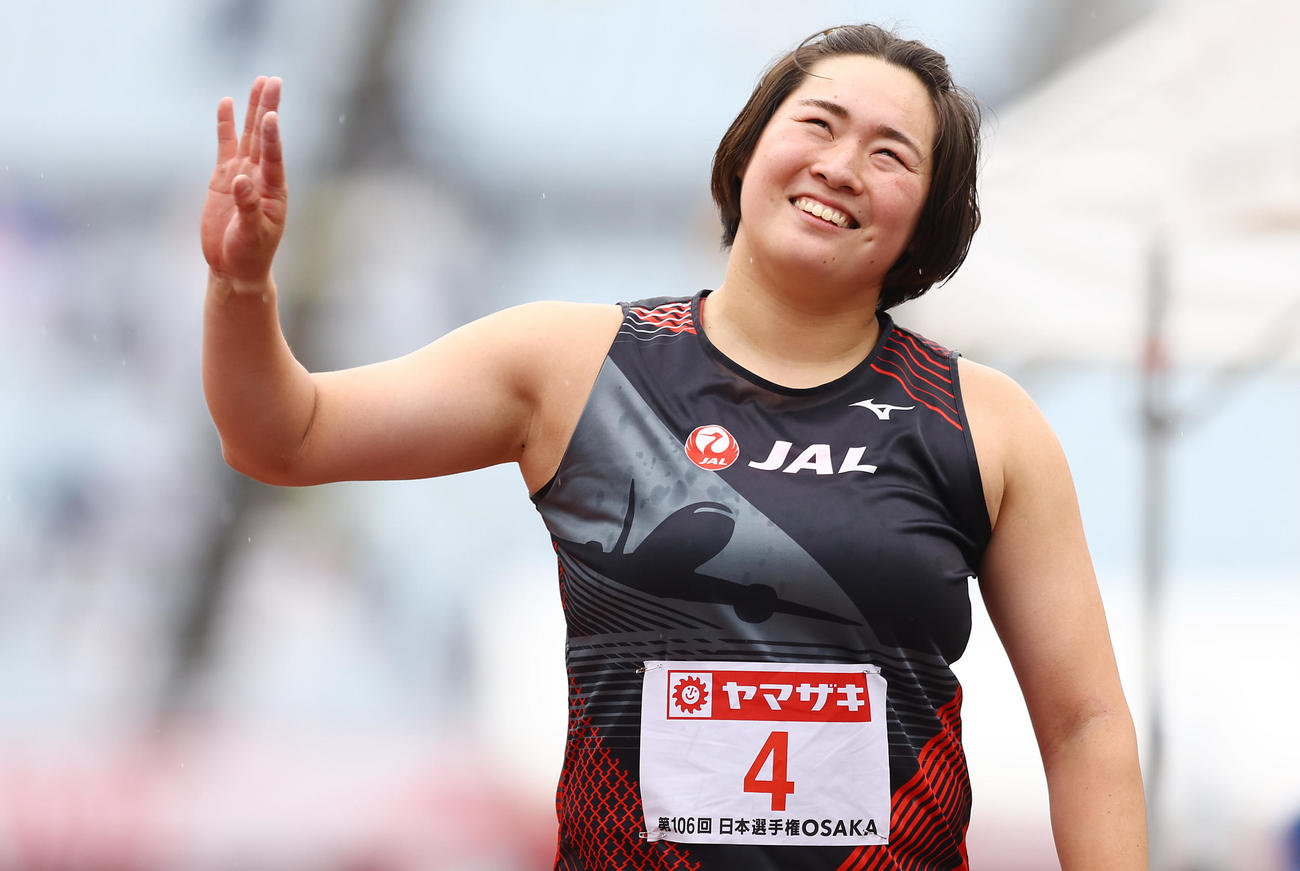 女子やり投げ決勝、1投目を終え笑顔を見せる北口（撮影・垰建太）