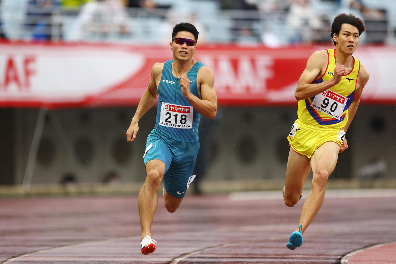 男子200メートル予選、力走する小池（左）（撮影・垰建太）
