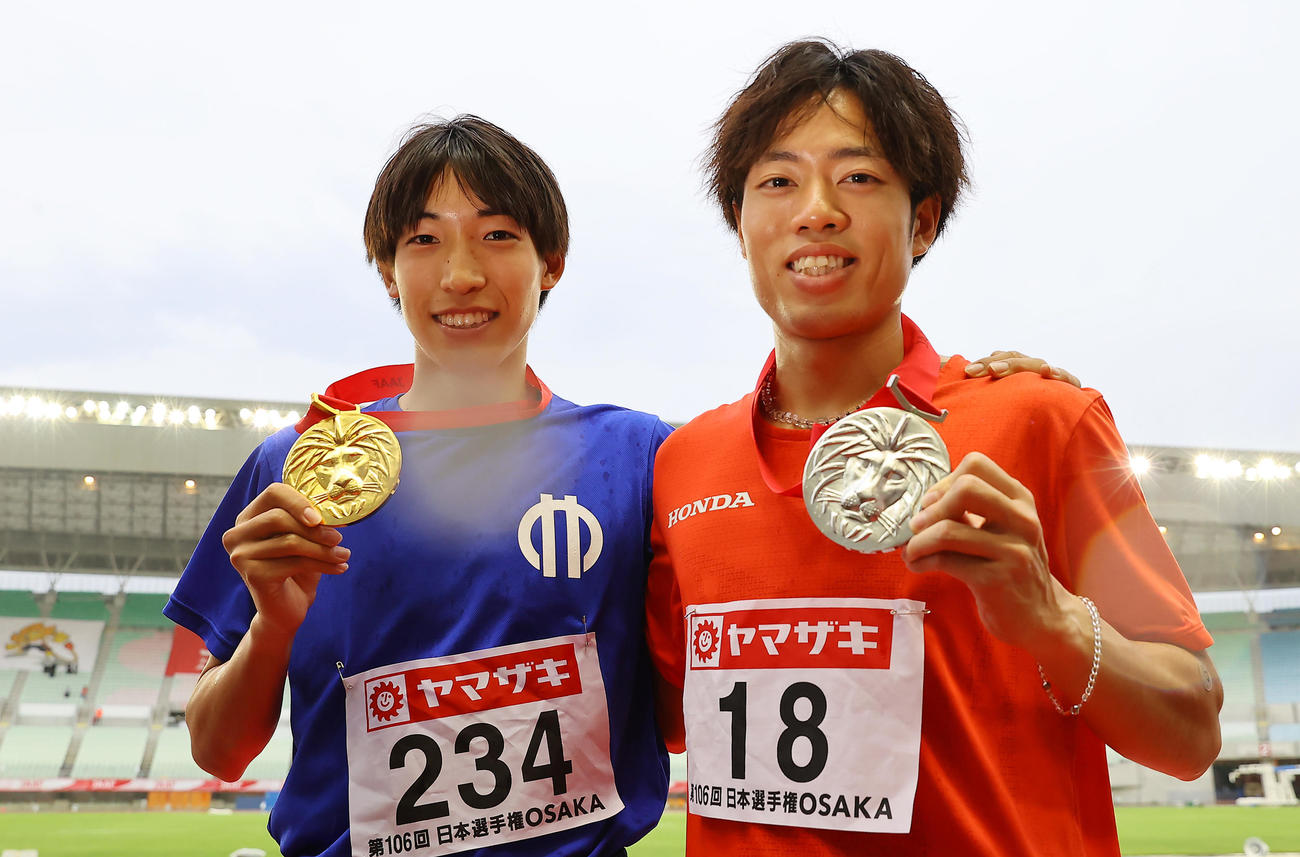 男子3000メートル障害の表彰式を終え写真に納まる三浦（左）と青木（撮影・垰建太）