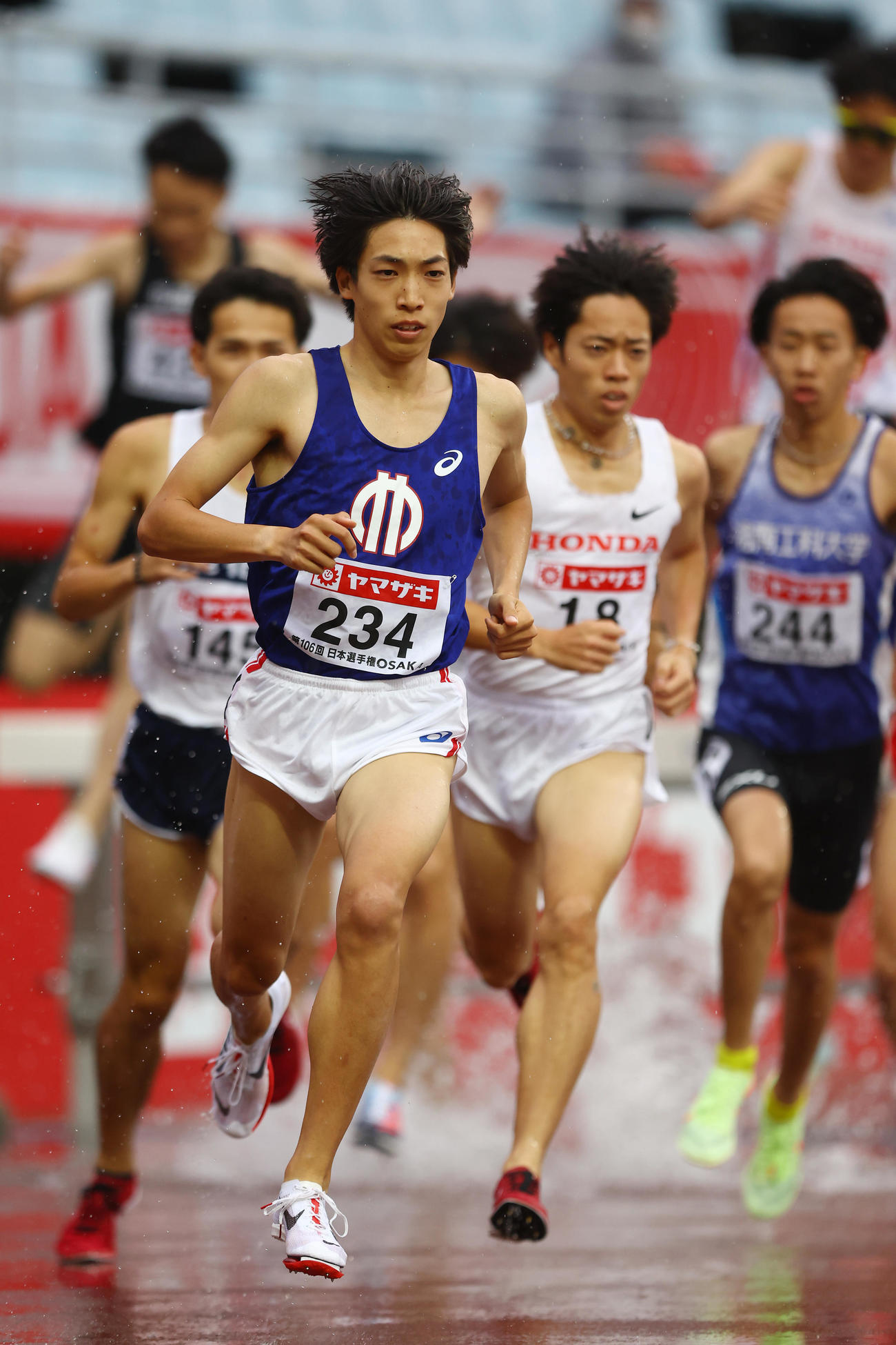 男子3000メートル障害決勝で力走する三浦（左）。右は青木（撮影・垰建太）