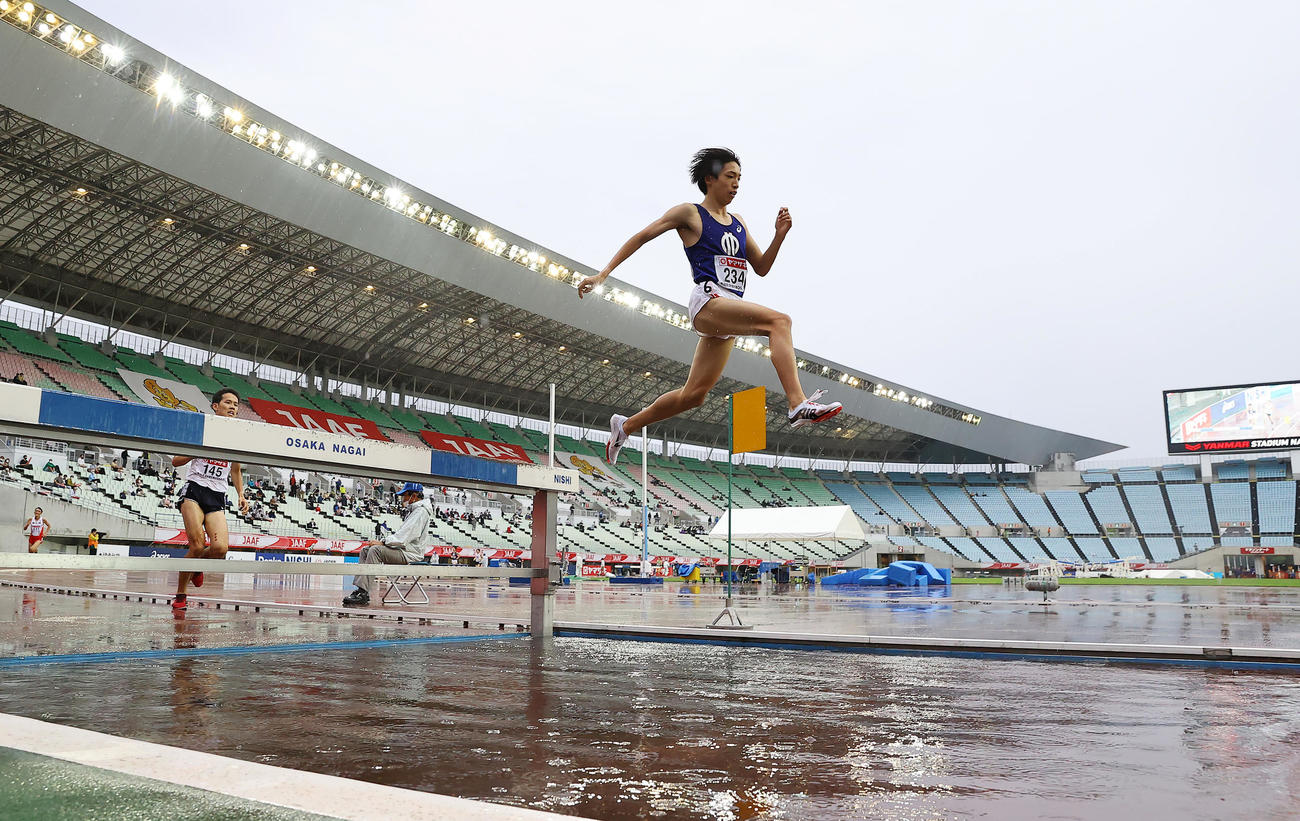 男子3000メートル障害決勝で水たまりを飛び越えていく三浦（撮影・垰建太）