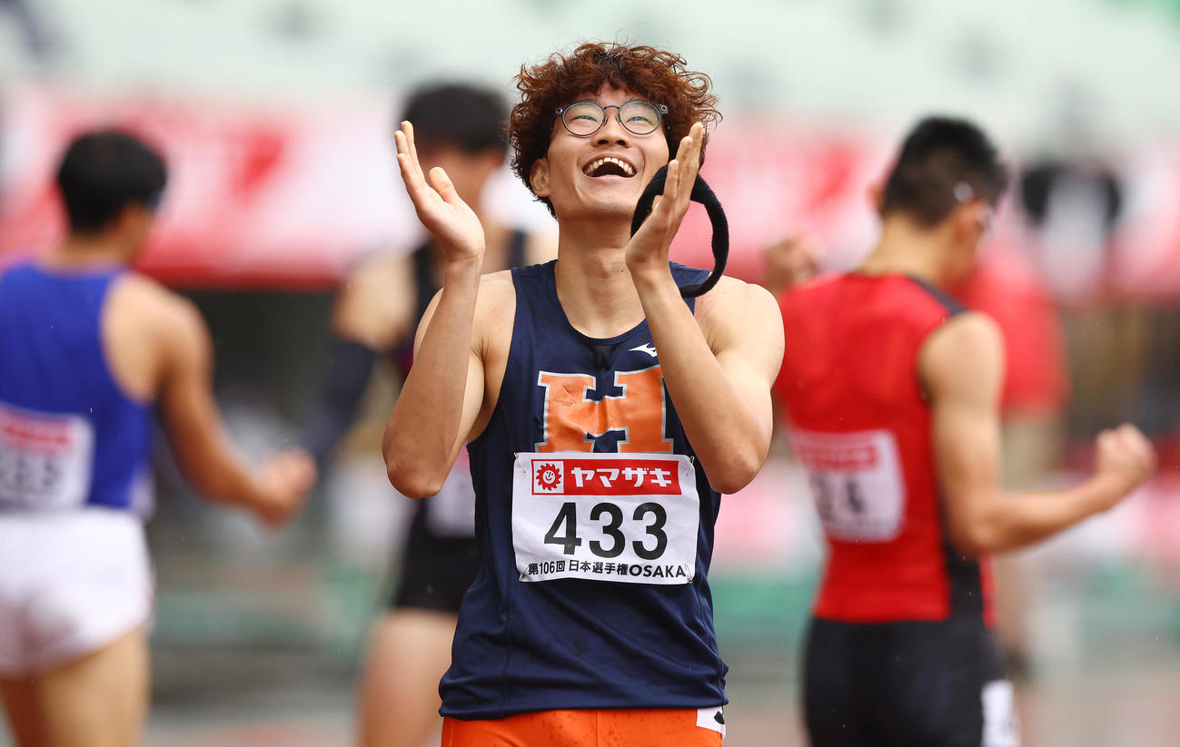 男子400メートル障害決勝、1位でゴールし笑顔を見せる黒川（中央）（撮影・垰建太）