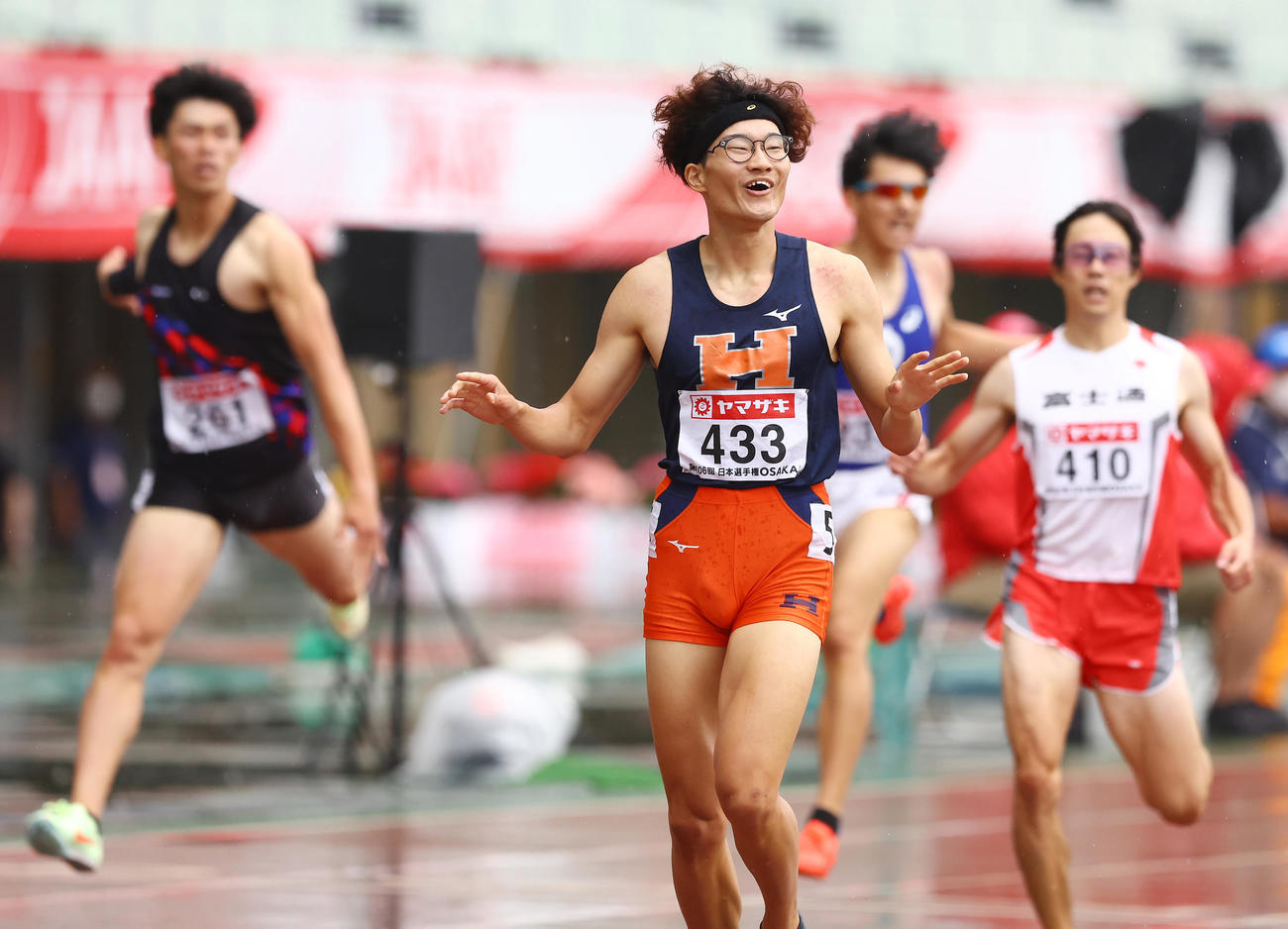 男子400メートル障害決勝、1位でゴールし笑顔を見せる黒川（中央）（撮影・垰建太）