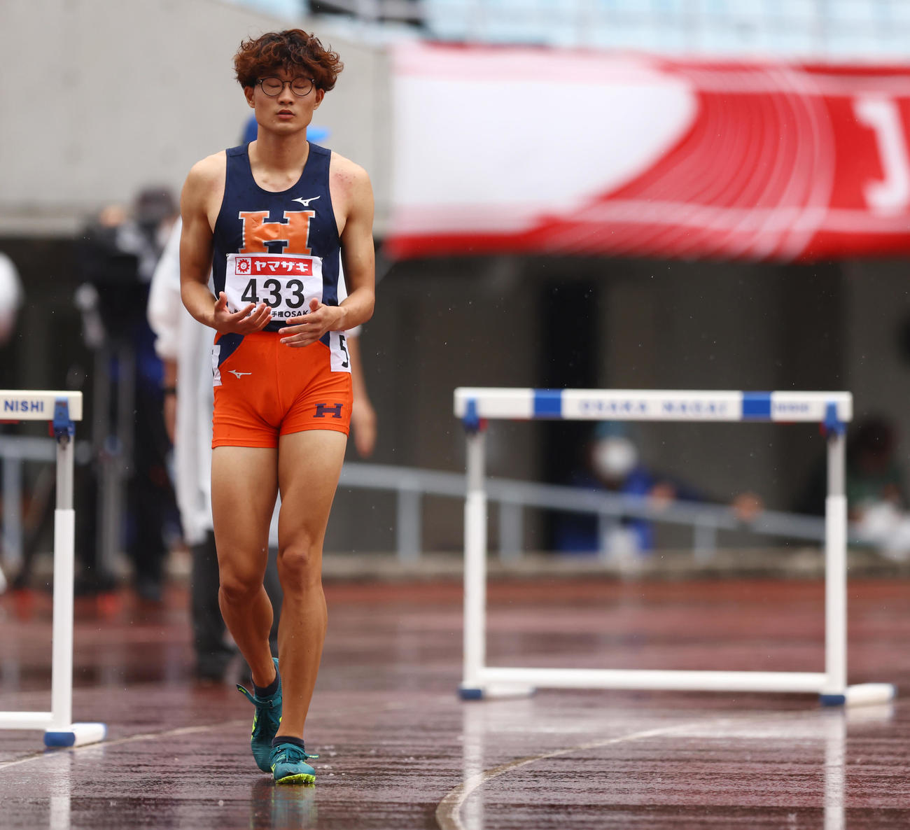 男子400メートル障害決勝、レース前、イメージする黒川（撮影・垰建太）