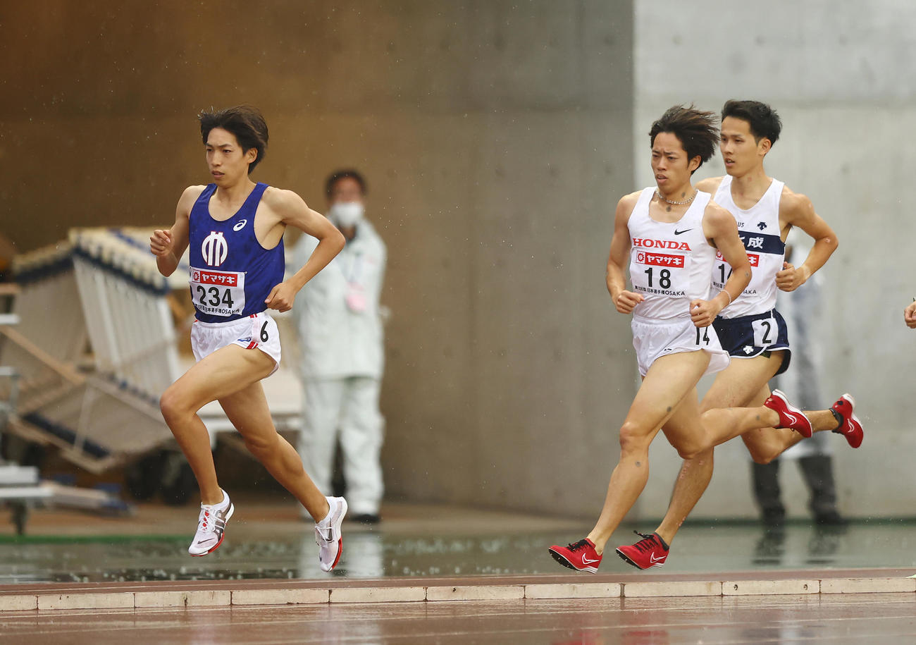 男子3000メートル障害決勝で力走する三浦と青木（中央）（撮影・垰建太）