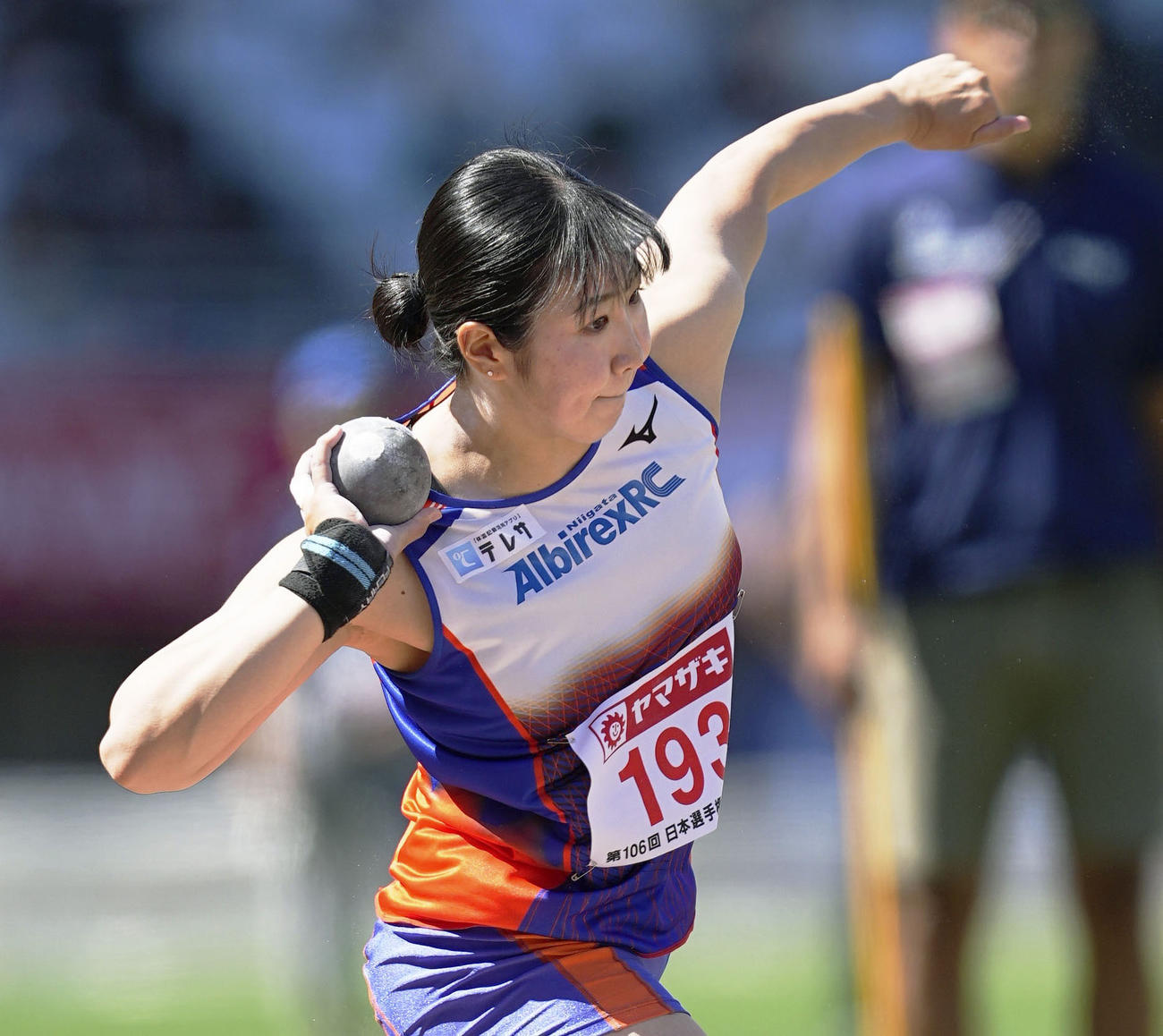 女子砲丸投げ　15 メートル 57で優勝した郡菜々佳（共同）