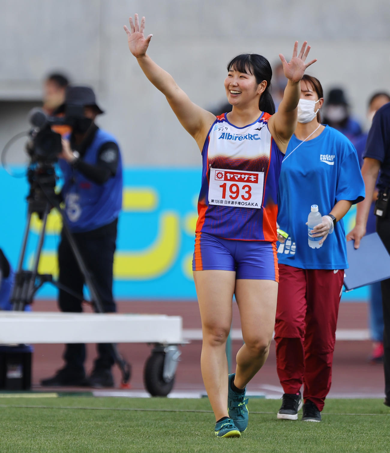 女子円盤投げ決勝、優勝しスタンドに笑顔で手を振る郡（2022年6月9日撮影）
