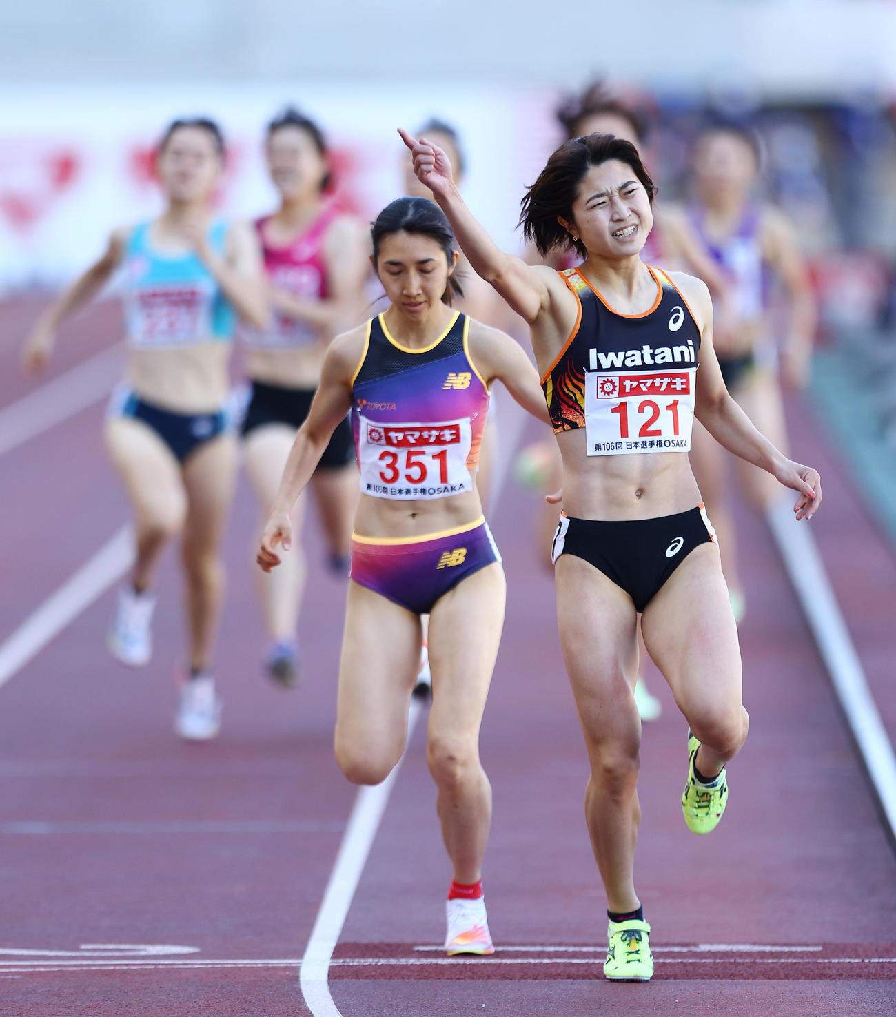 女子800メートル決勝、背後に迫る田中（左）を振り切り優勝しガッツポーズする塩見（撮影・垰建太）