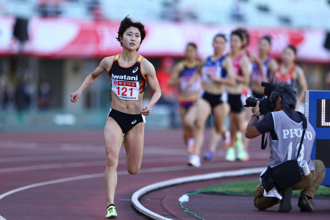 女子800メートル決勝、先頭を独走する塩見（撮影・垰建太）