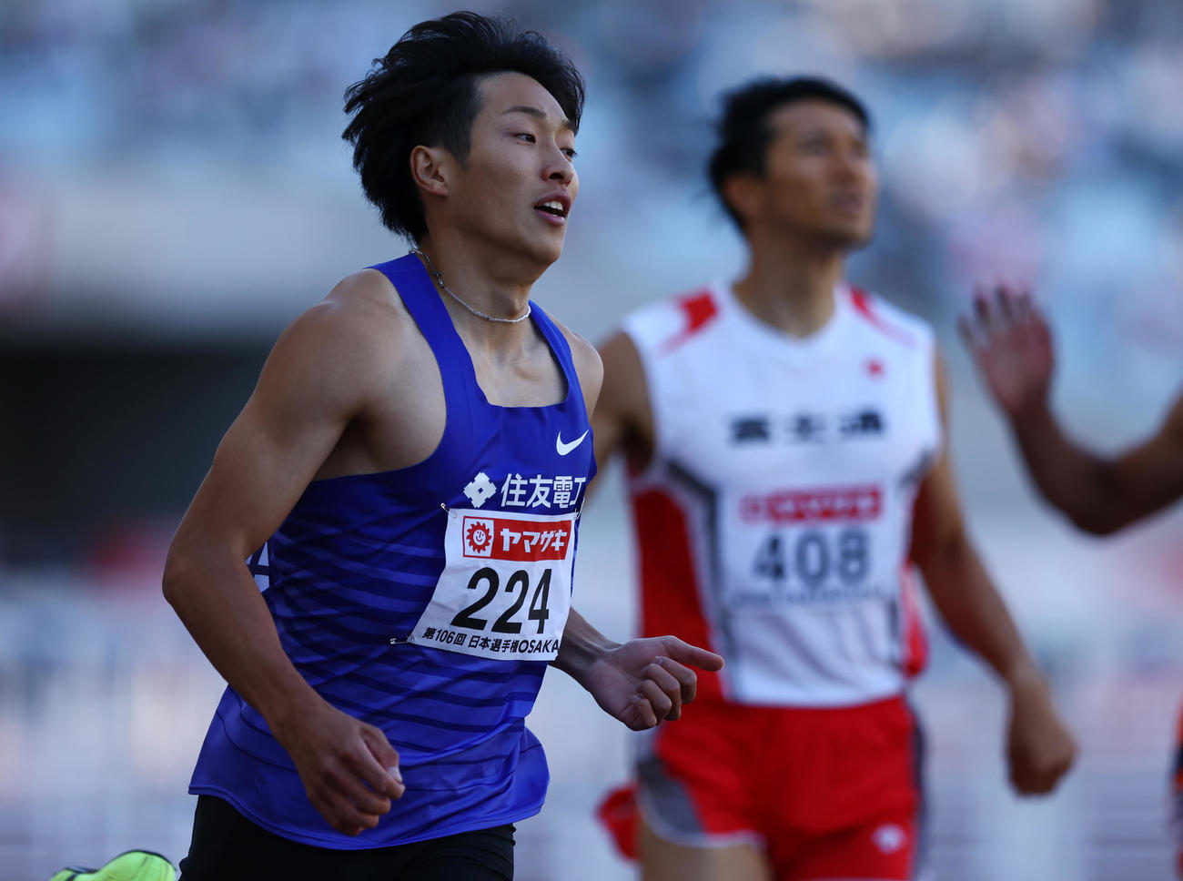男子110メートル障害決勝で優勝し拳を握る泉谷（撮影・垰建太）