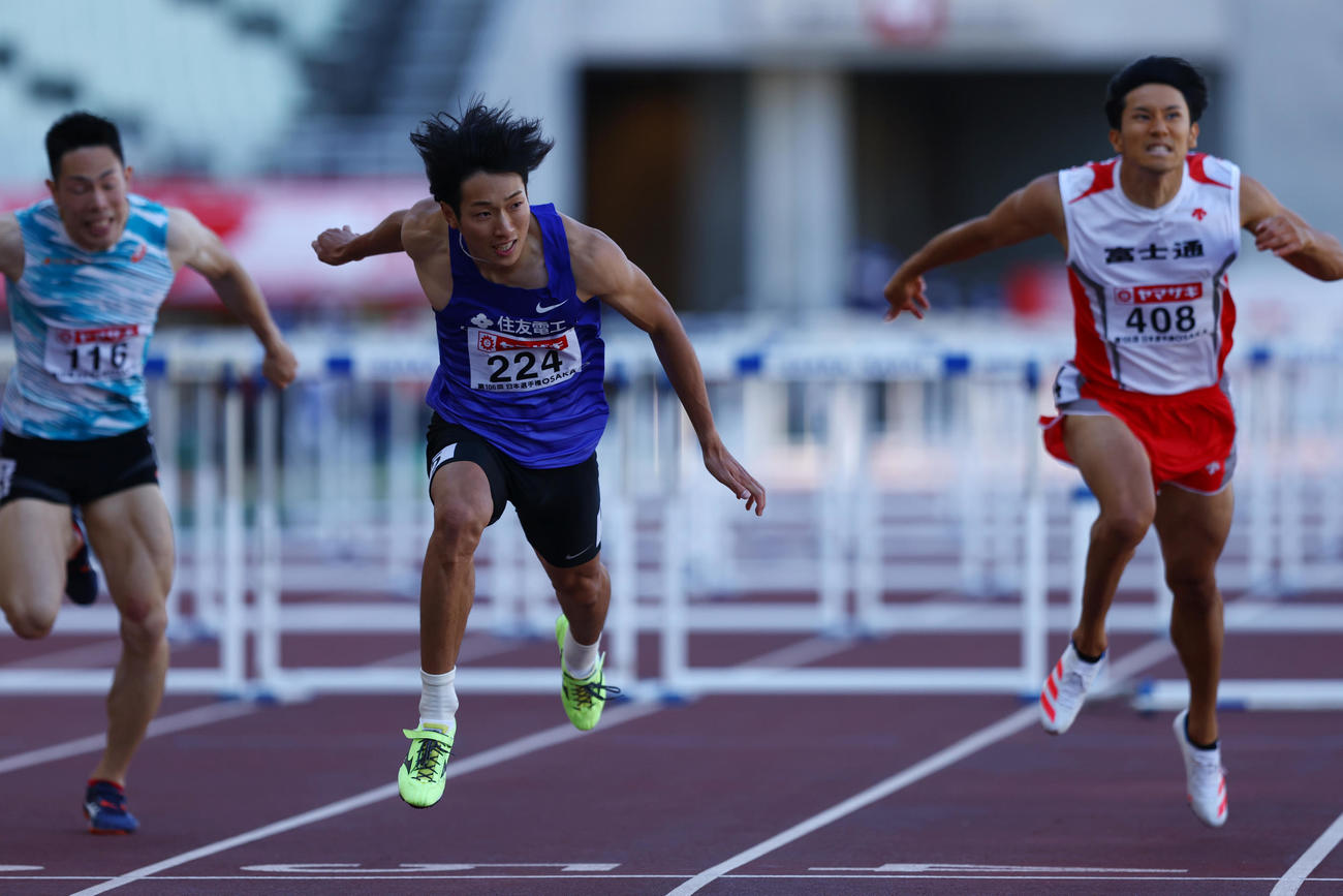 男子110メートル障害決勝で1位ゴールする泉谷（中央）（撮影・垰建太）