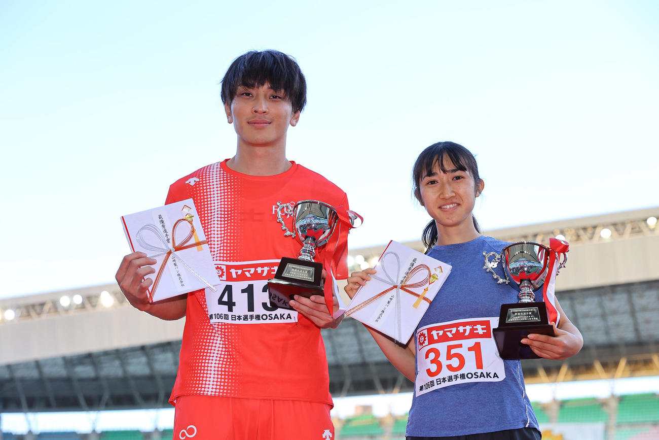 最優秀選手に選ばれ笑顔で写真に納まる橋岡（左）と田中（撮影・垰建太）