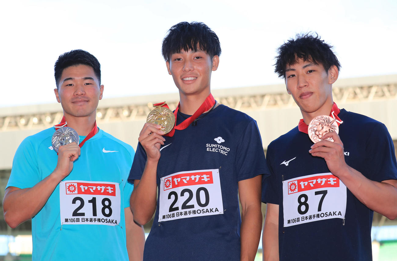 男子200メートルの表彰式でメダルを手に写真に納まる上山（中央）、2位小池、3位鈴木（撮影・垰建太）