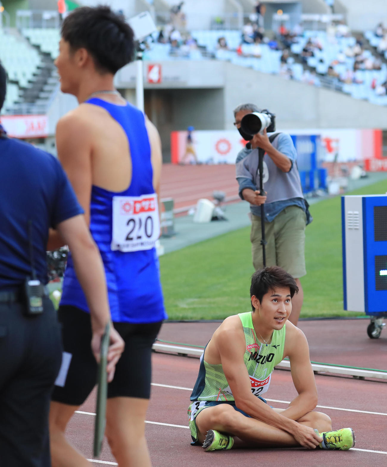 男子200メートル決勝のレースを終え渋い表情の飯塚。手前は優勝した上山（撮影・垰建太）