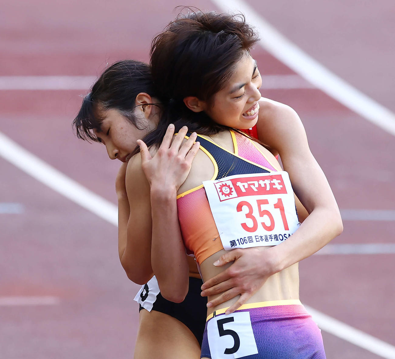 女子5000メートル決勝のレースを終え健闘をたたえ合い抱き合う田中（左）と広中（撮影・垰建太）