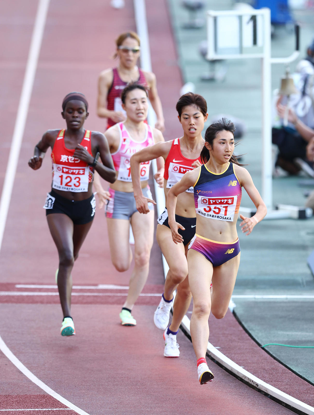 女子5000メートル決勝、残り1周でスパートをかける田中（右）（撮影・垰建太）