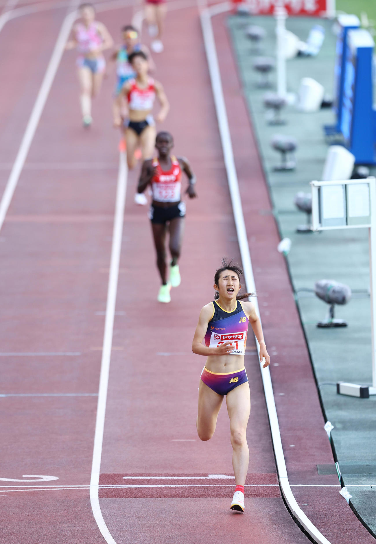女子5000メートル決勝、後続を振り切りゴールする田中（下）（撮影・垰建太）