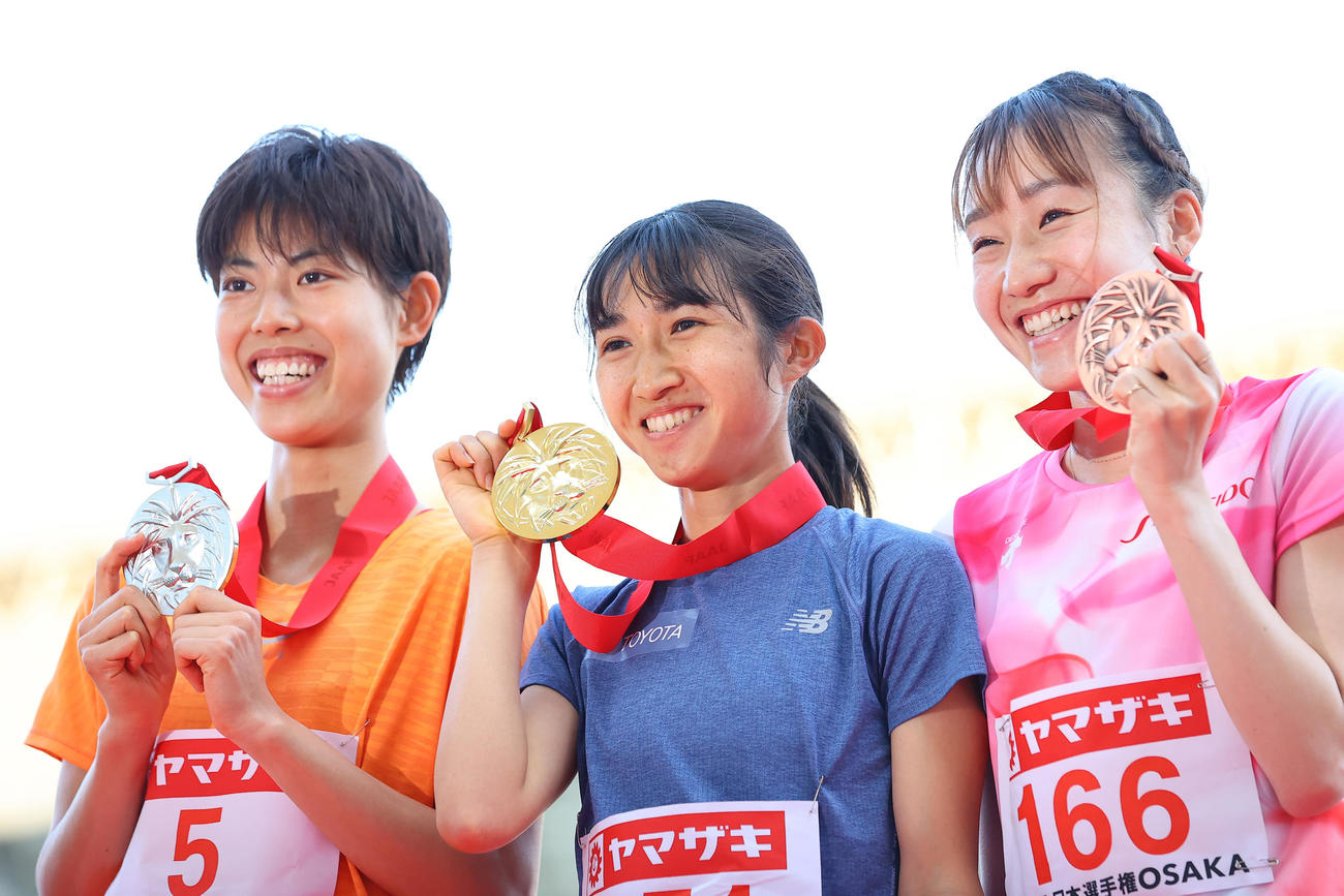 女子5000メートルの表彰式を終えメダルを手に笑顔で写真に納まる田中（中央）2位広中（左）、3位五島（撮影・垰建太）