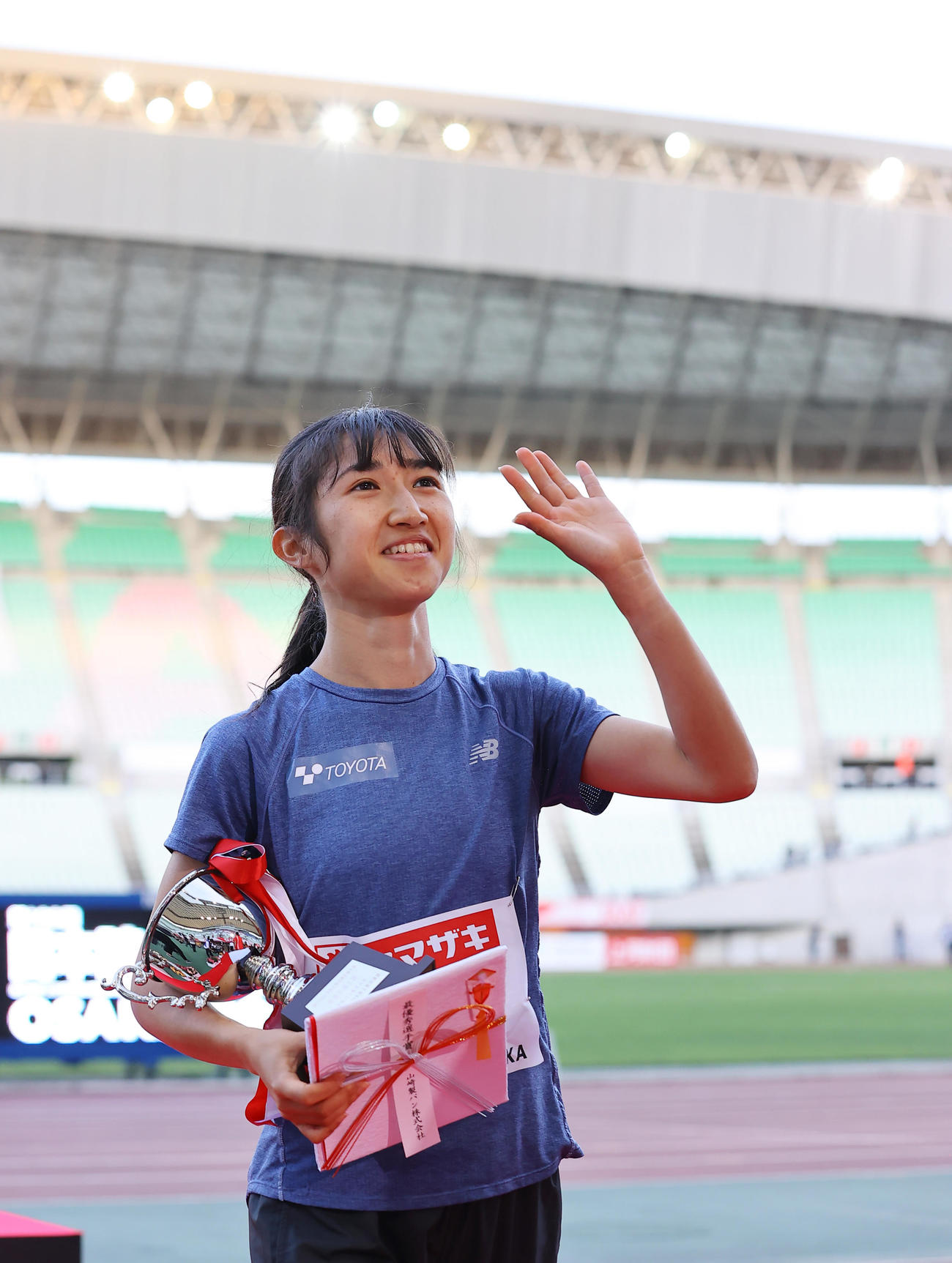 最優秀選手賞のトロフィーを手に笑顔でスタンドに手を振る田中（撮影・垰建太）