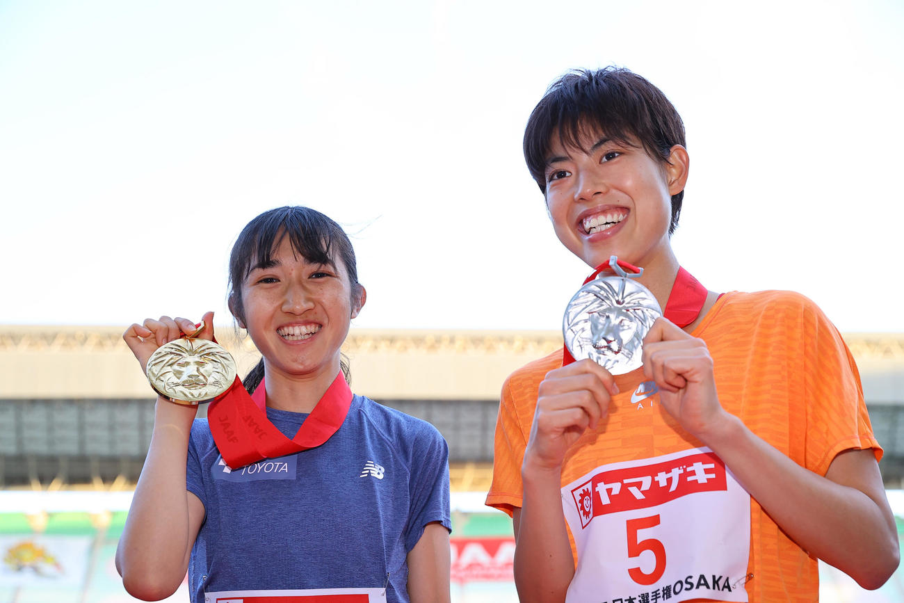 女子5000メートルの表彰式を終えメダルを手に笑顔で写真に納まる田中（左）と広中（撮影・垰建太）