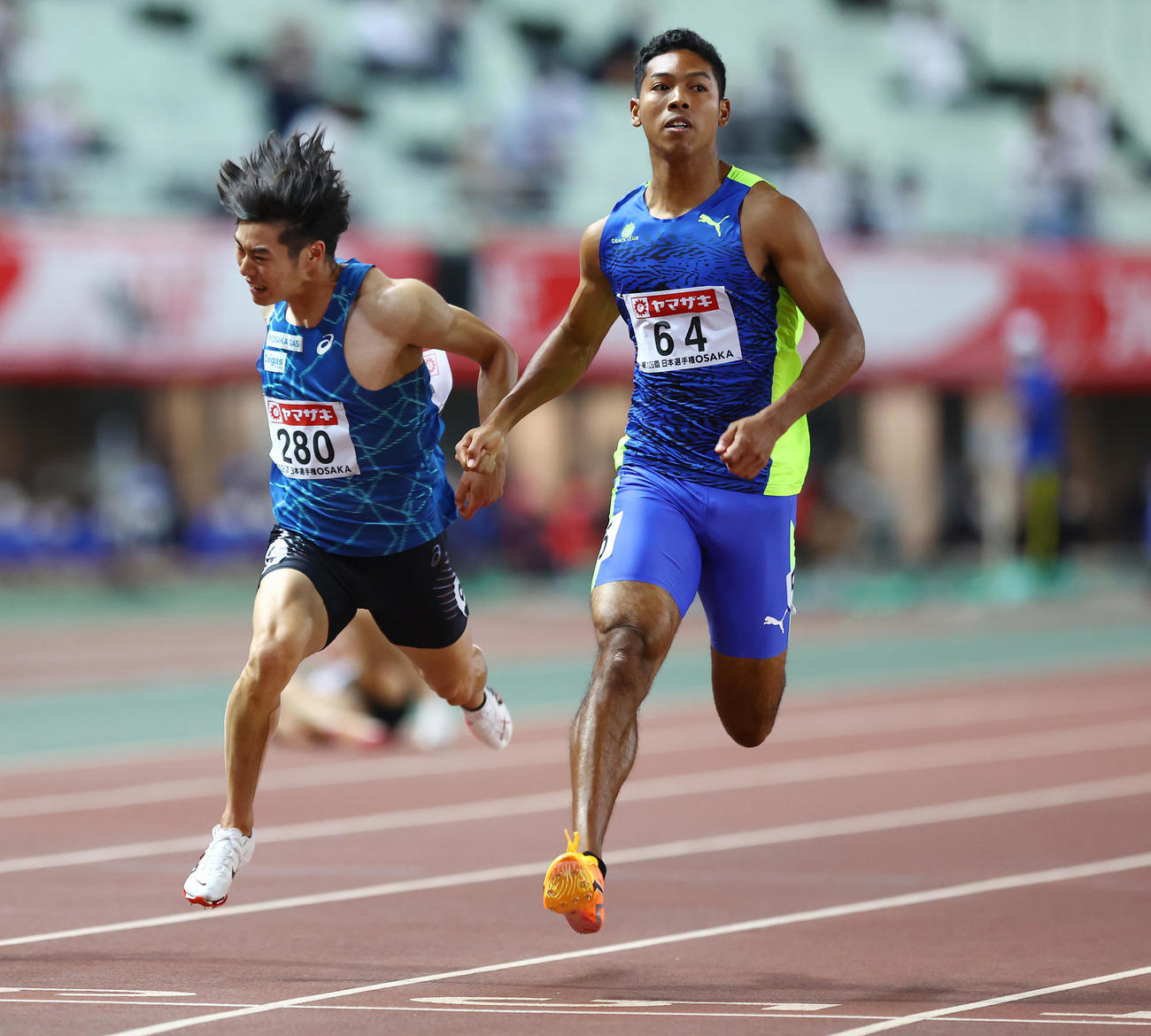 6月10日、男子100メートル決勝を制するサニブラウン（右）。左は2位の坂井隆一郎（撮影・垰建太）