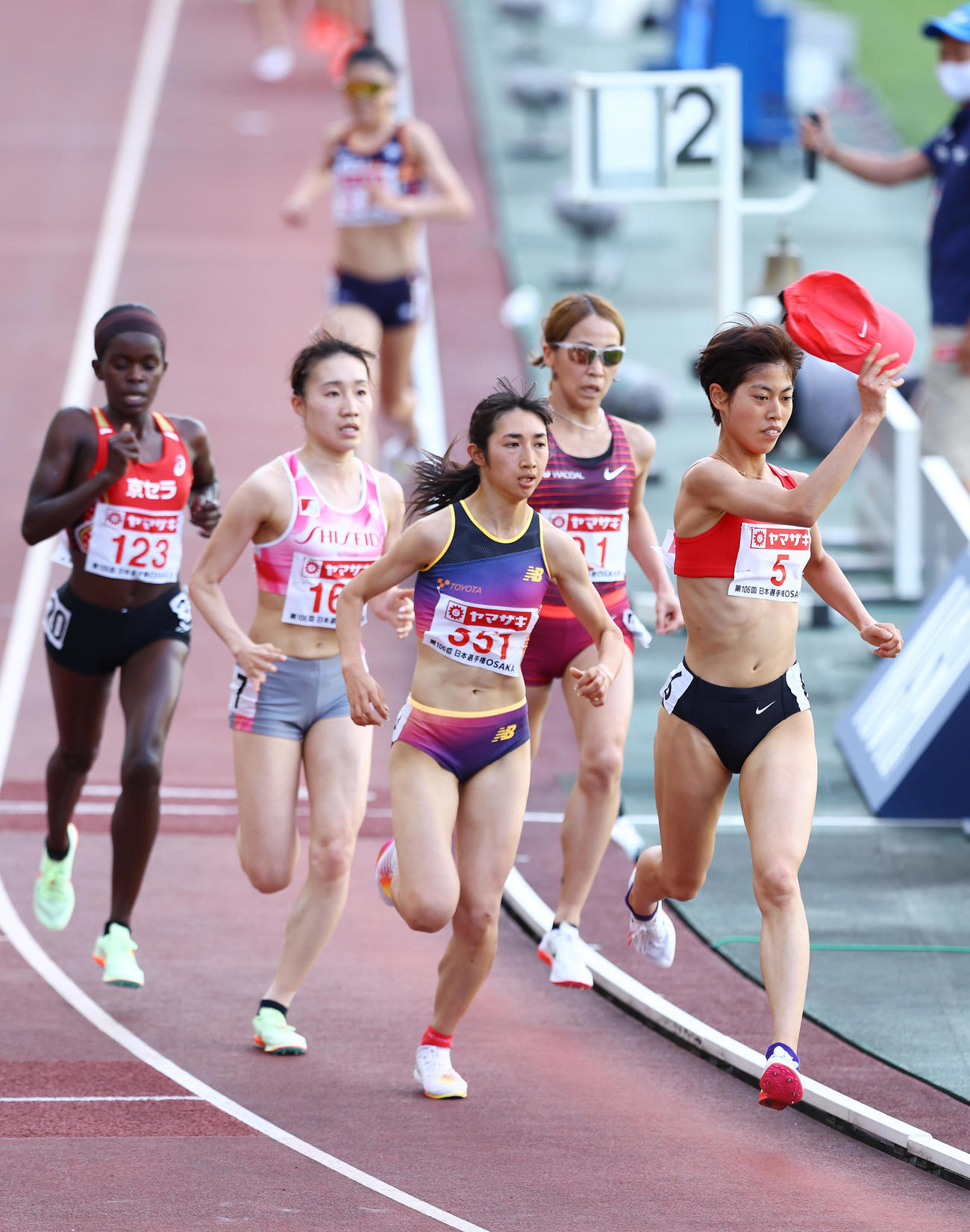 女子5000メートル決勝、力走する田中（中央）と走りながら帽子を投げる広中（右）（撮影・垰建太）