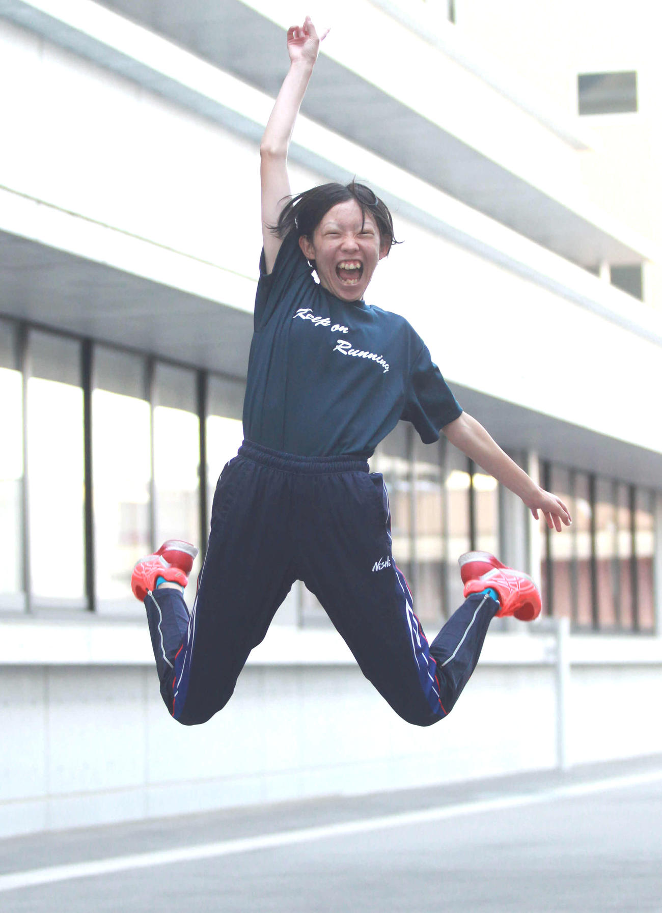 笑顔がモットーの鈴木は北信越に向かってジャンプ