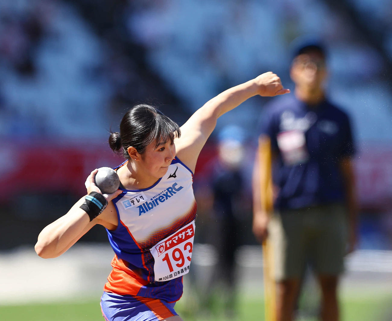 女子砲丸投げ決勝で力投する郡（撮影・垰建太）